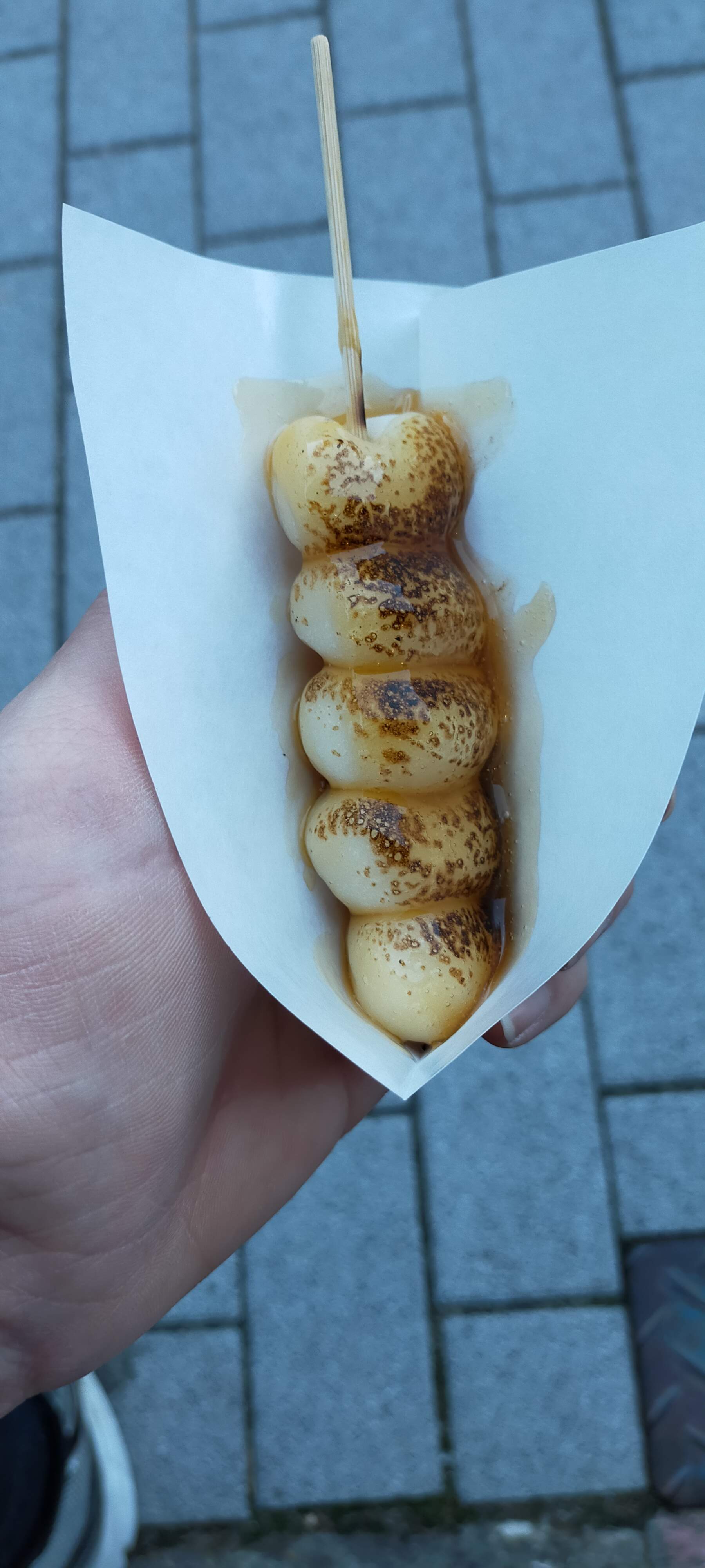 焼き目のついた団子五つに、みたらしの蜜がかかった焼きたての串団子